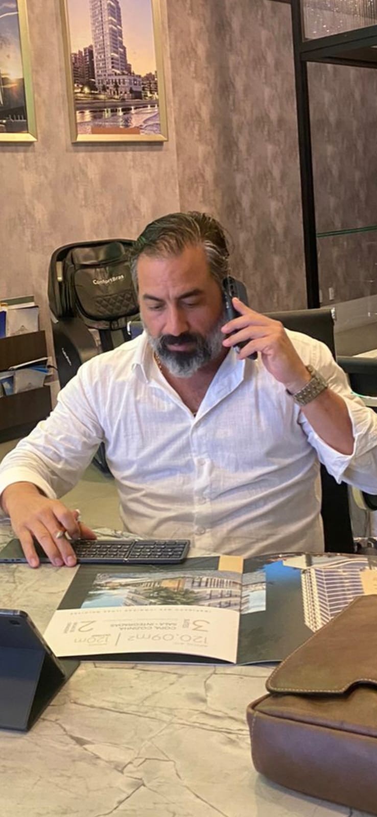 Sérgio Maciel Couto em atendimento profissional no escritório