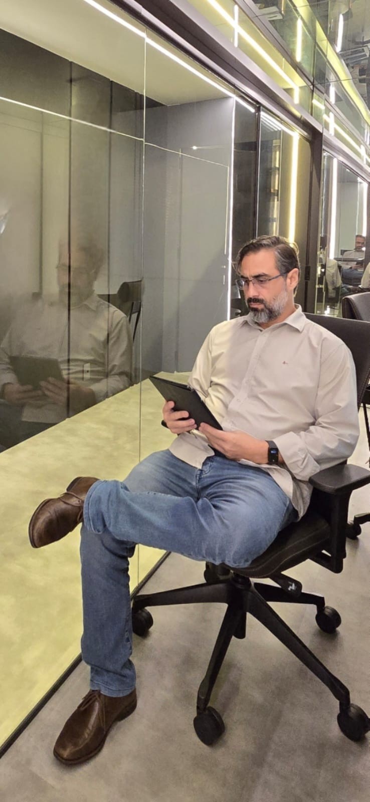 Sérgio Maciel Couto analisando documentos técnicos em um tablet